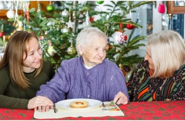 How to Celebrate the Holidays When a Parent Is in Senior Housing